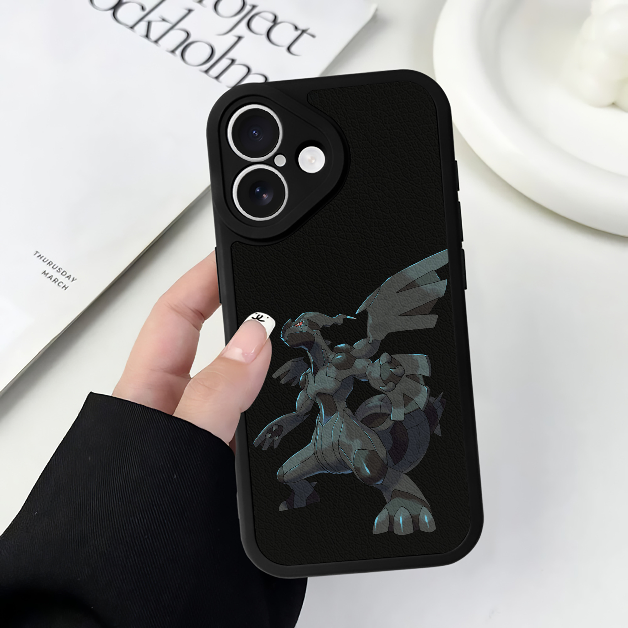 （画像用） ポケットモンスター Pokémon 【iPhone 16シリーズ対応】シリコンスマホケース（レザー調） 材質：シリコン